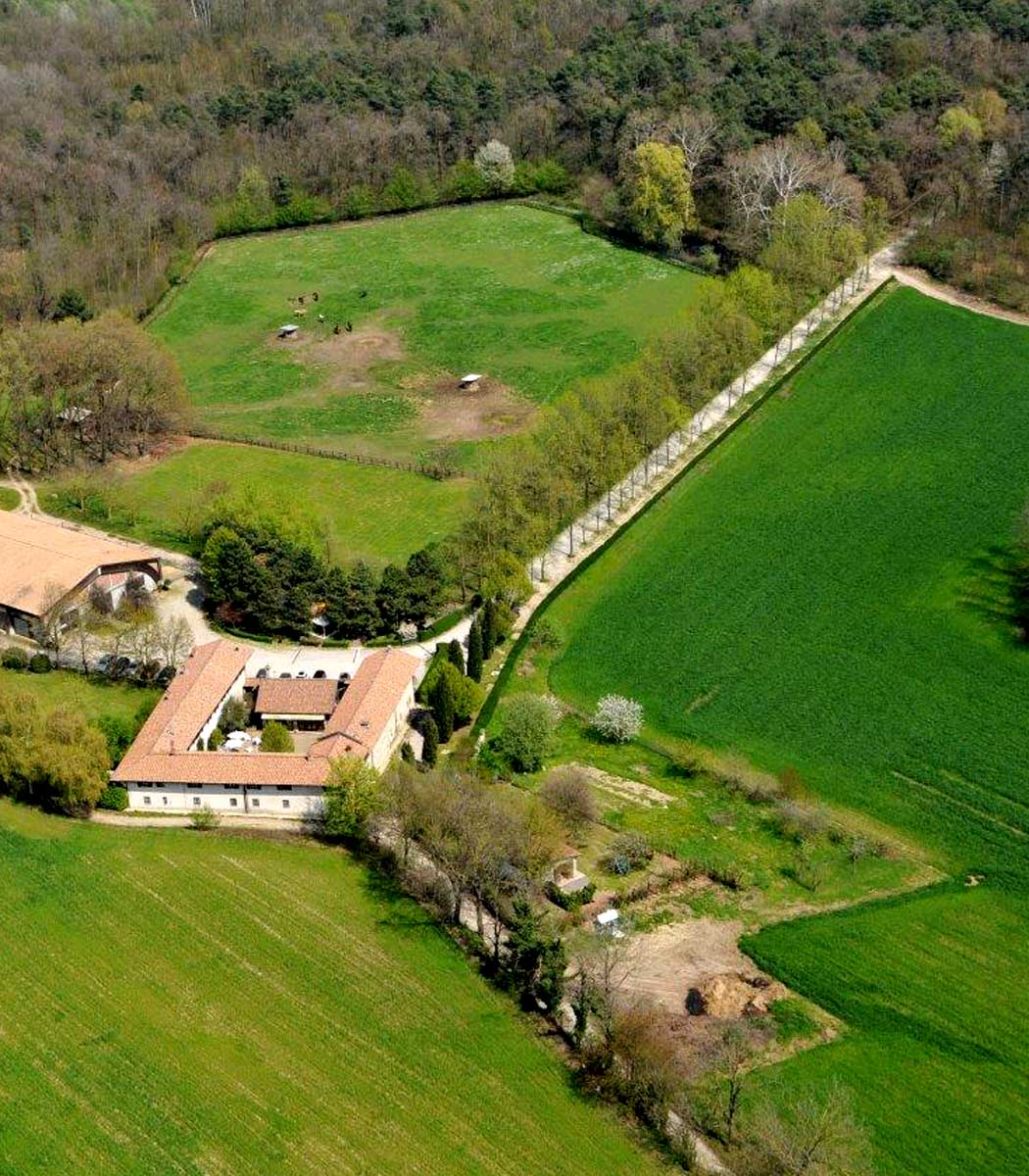 Vista aerea della cascina Cassinazza e dei suoi pascoli